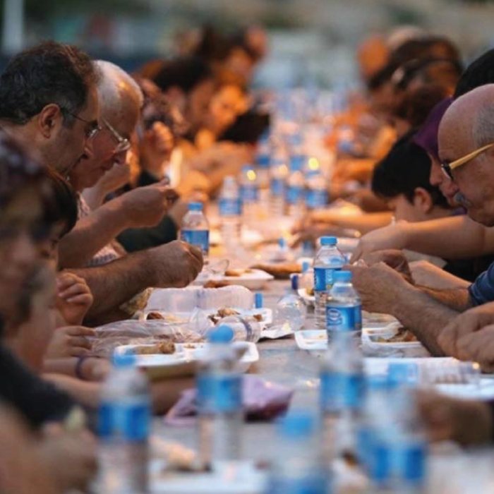 İftar Yemeği Bağışı ile Ramazan’da ihtiyaç sahiplerine sıcak sofralar kurun. 15 Temmuz Yardımlaşma ve Dayanışma Derneği ile güvenle destek olun.
